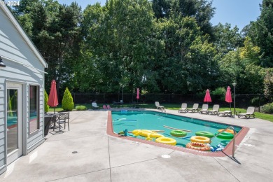 Waterfront living on Hayden Bay! This contemporary townhouse on Columbia Edgewater Country Club - Columbia-Edgewater Countr in Oregon - for sale on GolfHomes.com, golf home, golf lot