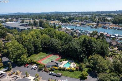 Waterfront living on Hayden Bay! This contemporary townhouse on Columbia Edgewater Country Club - Columbia-Edgewater Countr in Oregon - for sale on GolfHomes.com, golf home, golf lot