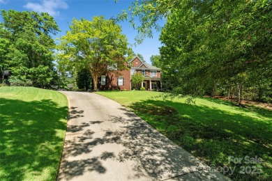 Incredible value *** This spacious 6-bed/3 full bath on Tega Cay Golf Club in South Carolina - for sale on GolfHomes.com, golf home, golf lot
