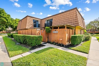 Beautiful 3 bedroom townhouse in the heart of Davie's Pine on Pine Island Ridge Country Club in Florida - for sale on GolfHomes.com, golf home, golf lot