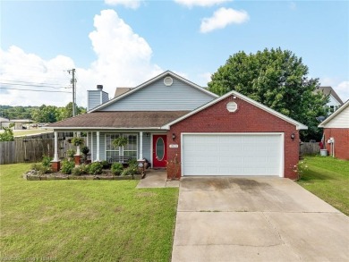 Come see this charming house on the corner! This 3 bed, 2 on Vache-Grasse Country Club in Arkansas - for sale on GolfHomes.com, golf home, golf lot