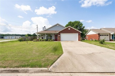 Come see this charming house on the corner! This 3 bed, 2 on Vache-Grasse Country Club in Arkansas - for sale on GolfHomes.com, golf home, golf lot