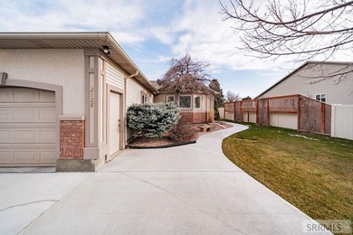Beautifully maintained 2-bedroom, 2-bath townhome offering on  in ID - for sale on GolfHomes.com, golf home, golf lot