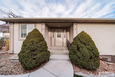 Beautifully maintained 2-bedroom, 2-bath townhome offering on  in ID - for sale on GolfHomes.com, golf home, golf lot