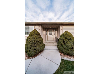 Beautifully maintained 2-bedroom, 2-bath townhome offering on  in ID - for sale on GolfHomes.com, golf home, golf lot