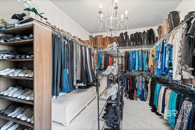 This is perfect house for entertaining. This beautifully on Glenlakes Golf Club in Alabama - for sale on GolfHomes.com, golf home, golf lot