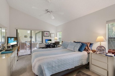 PRICED TO SELL ASAP ! This 2 bedroom unit with vaulted ceilings on The Links At Boynton Beach - The Family Course in Florida - for sale on GolfHomes.com, golf home, golf lot