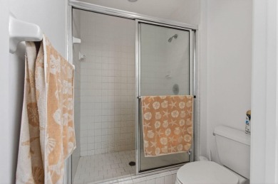 PRICED TO SELL ASAP ! This 2 bedroom unit with vaulted ceilings on The Links At Boynton Beach - The Family Course in Florida - for sale on GolfHomes.com, golf home, golf lot