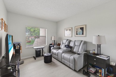 PRICED TO SELL ASAP ! This 2 bedroom unit with vaulted ceilings on The Links At Boynton Beach - The Family Course in Florida - for sale on GolfHomes.com, golf home, golf lot