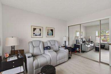 PRICED TO SELL ASAP ! This 2 bedroom unit with vaulted ceilings on The Links At Boynton Beach - The Family Course in Florida - for sale on GolfHomes.com, golf home, golf lot