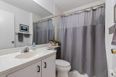 PRICED TO SELL ASAP ! This 2 bedroom unit with vaulted ceilings on The Links At Boynton Beach - The Family Course in Florida - for sale on GolfHomes.com, golf home, golf lot