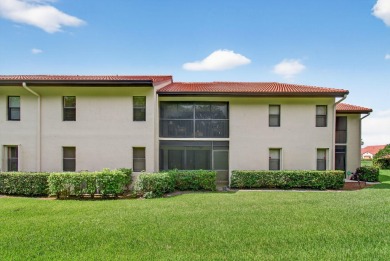PRICED TO SELL ASAP ! This 2 bedroom unit with vaulted ceilings on The Links At Boynton Beach - The Family Course in Florida - for sale on GolfHomes.com, golf home, golf lot