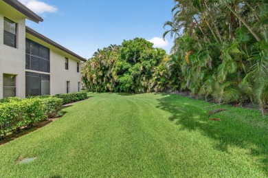 PRICED TO SELL ASAP ! This 2 bedroom unit with vaulted ceilings on The Links At Boynton Beach - The Family Course in Florida - for sale on GolfHomes.com, golf home, golf lot