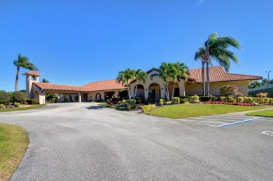 PRICED TO SELL ASAP ! This 2 bedroom unit with vaulted ceilings on The Links At Boynton Beach - The Family Course in Florida - for sale on GolfHomes.com, golf home, golf lot