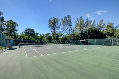 PRICED TO SELL ASAP ! This 2 bedroom unit with vaulted ceilings on The Links At Boynton Beach - The Family Course in Florida - for sale on GolfHomes.com, golf home, golf lot