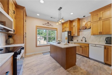 Remodeled 3 x 2 home in Bella Vista, Roberts Subdivision. Home on Bella Vista - Metfield Golf Complex and Country Club in Arkansas - for sale on GolfHomes.com, golf home, golf lot