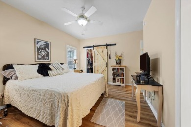 Remodeled 3 x 2 home in Bella Vista, Roberts Subdivision. Home on Bella Vista - Metfield Golf Complex and Country Club in Arkansas - for sale on GolfHomes.com, golf home, golf lot