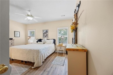 Remodeled 3 x 2 home in Bella Vista, Roberts Subdivision. Home on Bella Vista - Metfield Golf Complex and Country Club in Arkansas - for sale on GolfHomes.com, golf home, golf lot