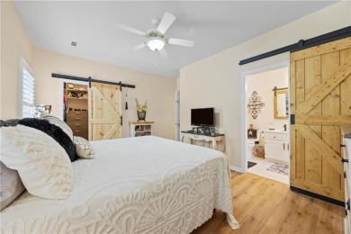 Remodeled 3 x 2 home in Bella Vista, Roberts Subdivision. Home on Bella Vista - Metfield Golf Complex and Country Club in Arkansas - for sale on GolfHomes.com, golf home, golf lot