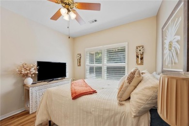 Remodeled 3 x 2 home in Bella Vista, Roberts Subdivision. Home on Bella Vista - Metfield Golf Complex and Country Club in Arkansas - for sale on GolfHomes.com, golf home, golf lot