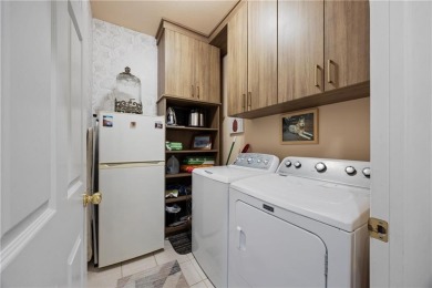 Remodeled 3 x 2 home in Bella Vista, Roberts Subdivision. Home on Bella Vista - Metfield Golf Complex and Country Club in Arkansas - for sale on GolfHomes.com, golf home, golf lot
