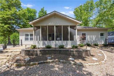 Remodeled 3 x 2 home in Bella Vista, Roberts Subdivision. Home on Bella Vista - Metfield Golf Complex and Country Club in Arkansas - for sale on GolfHomes.com, golf home, golf lot