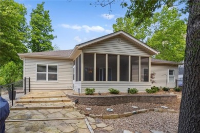 Remodeled 3 x 2 home in Bella Vista, Roberts Subdivision. Home on Bella Vista - Metfield Golf Complex and Country Club in Arkansas - for sale on GolfHomes.com, golf home, golf lot