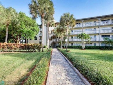 BRAND NEW VINYL FLOORING, NEVER-USED TOP-LINE SS APPLIANCES W/ on Wynmoor Golf Course in Florida - for sale on GolfHomes.com, golf home, golf lot