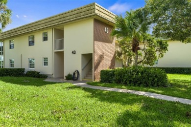 Light & bright 2BR/2BA condo near McKee Botanical Gardens on Vero Beach South Golf Course in Florida - for sale on GolfHomes.com, golf home, golf lot