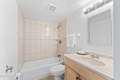 Beautifully updated 2-bedroom, 2-bath condo in Prime Melbourne on Mallards Landing Golf Course in Florida - for sale on GolfHomes.com, golf home, golf lot