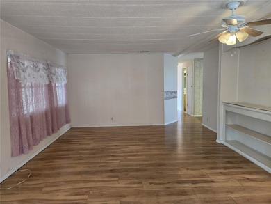 ZELLWOOD STATION! 2 Bedroom 2 bath home in Zellwood Station with on Zellwood Station Country Club in Florida - for sale on GolfHomes.com, golf home, golf lot