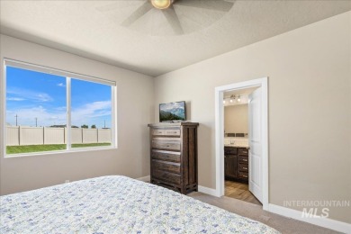 4 bedrooms+an office all on a single level with covered patio on Hunters Point Golf Club in Idaho - for sale on GolfHomes.com, golf home, golf lot