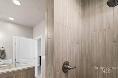4 bedrooms+an office all on a single level with covered patio on Hunters Point Golf Club in Idaho - for sale on GolfHomes.com, golf home, golf lot