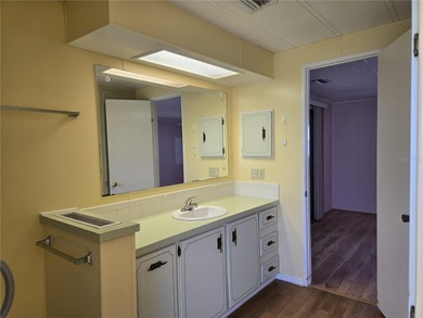 ZELLWOOD STATION! 2 Bedroom 2 bath home in Zellwood Station with on Zellwood Station Country Club in Florida - for sale on GolfHomes.com, golf home, golf lot