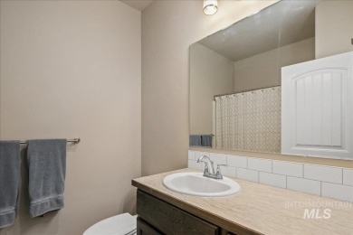 4 bedrooms+an office all on a single level with covered patio on Hunters Point Golf Club in Idaho - for sale on GolfHomes.com, golf home, golf lot
