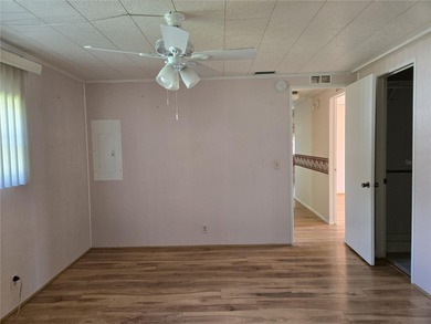 ZELLWOOD STATION! 2 Bedroom 2 bath home in Zellwood Station with on Zellwood Station Country Club in Florida - for sale on GolfHomes.com, golf home, golf lot