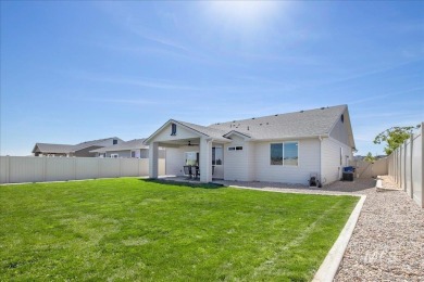 4 bedrooms+an office all on a single level with covered patio on Hunters Point Golf Club in Idaho - for sale on GolfHomes.com, golf home, golf lot