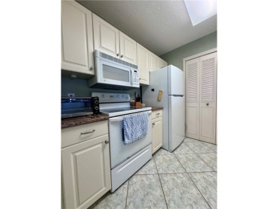 Cozy into this furnished, turnkey 2bd/2ba condo! Enjoy cooking on Vista Plantation Golf Club in Florida - for sale on GolfHomes.com, golf home, golf lot