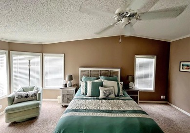 Updated 2/bd2/ba home offers an ideal blend of elegance & on Del Tura Golf and Country Club in Florida - for sale on GolfHomes.com, golf home, golf lot