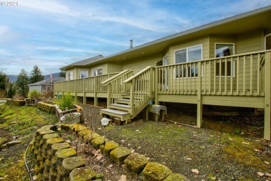 Special Financing Available*** Welcome to this stunning on Oak Hills Golf Club / Umpqua Golf Resort in Oregon - for sale on GolfHomes.com, golf home, golf lot