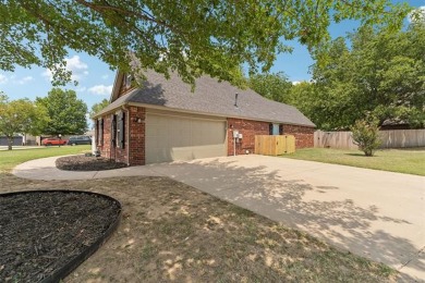 Gorgeous corner lot, 4 bed, Split plan, open floor plan, 2.5 on Bailey Ranch Golf Club in Oklahoma - for sale on GolfHomes.com, golf home, golf lot