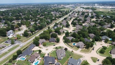 Gorgeous corner lot, 4 bed, Split plan, open floor plan, 2.5 on Bailey Ranch Golf Club in Oklahoma - for sale on GolfHomes.com, golf home, golf lot