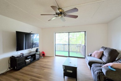 Great price on this well-maintained 1 bedroom 1 bath third floor on Heather Ridge Golf Club in Illinois - for sale on GolfHomes.com, golf home, golf lot