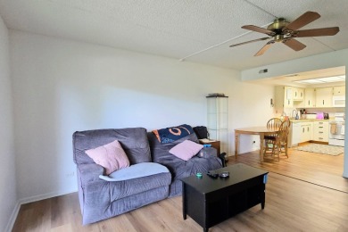 Great price on this well-maintained 1 bedroom 1 bath third floor on Heather Ridge Golf Club in Illinois - for sale on GolfHomes.com, golf home, golf lot