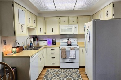 Great price on this well-maintained 1 bedroom 1 bath third floor on Heather Ridge Golf Club in Illinois - for sale on GolfHomes.com, golf home, golf lot