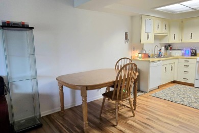 Great price on this well-maintained 1 bedroom 1 bath third floor on Heather Ridge Golf Club in Illinois - for sale on GolfHomes.com, golf home, golf lot