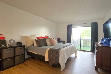 Great price on this well-maintained 1 bedroom 1 bath third floor on Heather Ridge Golf Club in Illinois - for sale on GolfHomes.com, golf home, golf lot