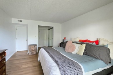 Great price on this well-maintained 1 bedroom 1 bath third floor on Heather Ridge Golf Club in Illinois - for sale on GolfHomes.com, golf home, golf lot