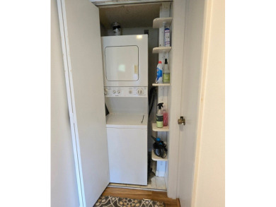 Great price on this well-maintained 1 bedroom 1 bath third floor on Heather Ridge Golf Club in Illinois - for sale on GolfHomes.com, golf home, golf lot
