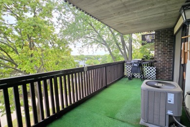 Great price on this well-maintained 1 bedroom 1 bath third floor on Heather Ridge Golf Club in Illinois - for sale on GolfHomes.com, golf home, golf lot